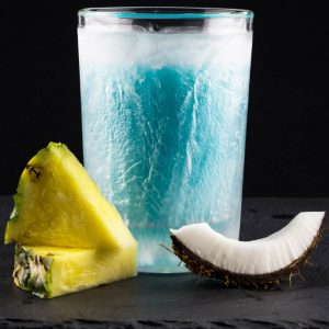 CoolDownDrink-Glas 280ml mit Ananas-Kokosnuss-Cocktail CoolDownDrink-Glas 280ml mit Ananas-Kokosnuss-Cocktail und Kokosnuss-Dekoration