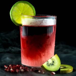 CoolDownDrink-Glas 280ml mit Cosmopolitan und Dekoration CoolDownDrink-Glas 280ml mit Cosmopolitan-Cocktail und Limetten, Kiwi und Granatapfel