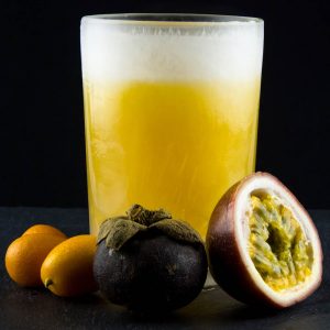 CoolDownDrink-Glas 280ml mit Passionsfrucht-Cocktail und exotischer Dekoration CoolDownDrink-Glas 280ml mit exotischem Passionsfrucht-Cocktail und Mangostane-Dekoration